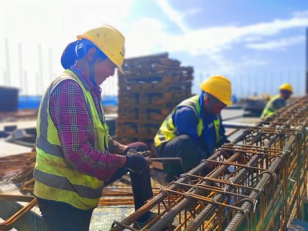 陜煤建設直屬第七項目部驕陽似火堅守崗位斗酷暑