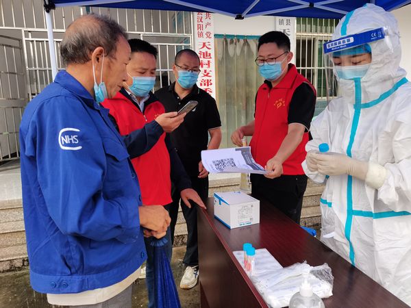 陜煤建設天工公司駐村工作隊助力核酸采樣 筑牢基層疫情防控“堡壘”