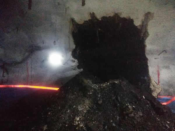 陜煤建設(shè)礦建二公司建莊項目部4-2306回風(fēng)外段與302一部皮帶機頭控制硐室實現(xiàn)精準(zhǔn)貫通