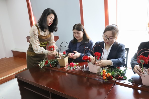 陜煤建設(shè)洗選煤運(yùn)營公司開展“赴春天之約 綻巾幗芳華”插花活動