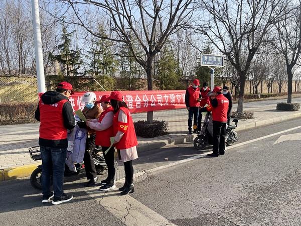 陜煤建設澄合分公司第十五項目部多形式開展學雷鋒活動展現青年風采