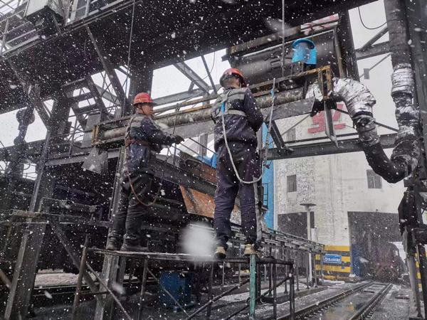 陜煤建設洗選煤運營公司檸條塔運營項目部：“斷崖式”降溫，工人“白頭”力保生產