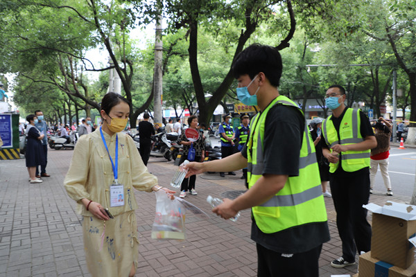 陜煤建設(shè)漢中分公司助力高考獻(xiàn)愛(ài)心 情系考生送清涼