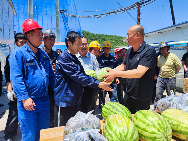 盛夏送清涼,致敬高溫下堅守的陜煤建設者