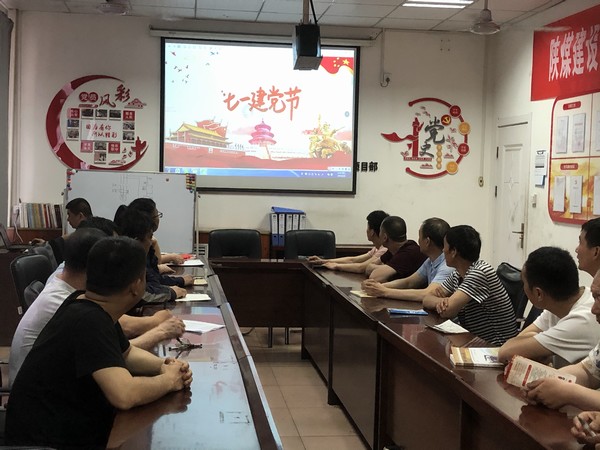 陜煤建設洗選煤運營公司檸條塔運營項目部開展“永遠跟黨走”剪紙活動