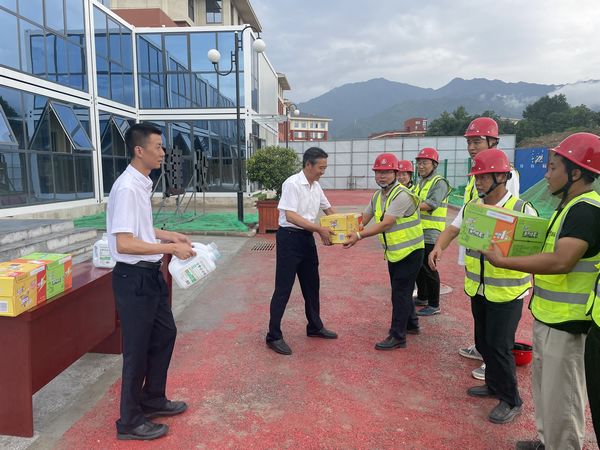 陜煤建設(shè)天工公司:抗高溫戰(zhàn)酷暑 心系健康“送清涼”