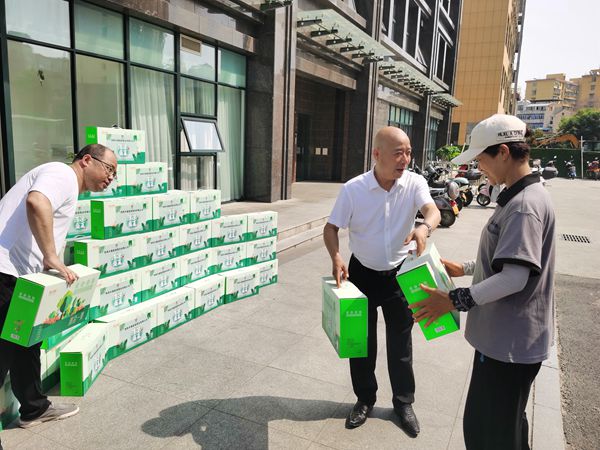 陜煤建設(shè)大秦置業(yè)公司:防暑降溫送清涼 情系一線保平安