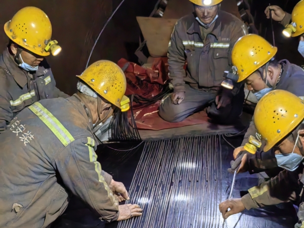 陜煤建設機電安裝公司酒鋼項目部“打響”皮帶搶修戰