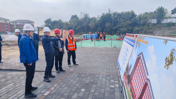 侯本英深入漢陰縣實驗中學二期項目檢查指導工作