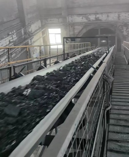 陜煤建設機電安裝公司涌鑫項目部：攻堅克難換膠帶 齊心協力保安全?