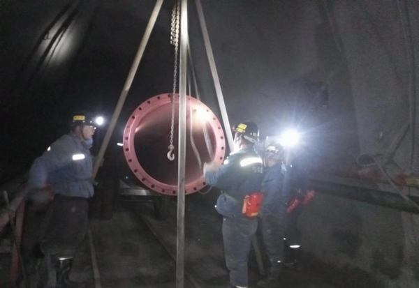 陜煤建設礦建二公司安裝項目部 ：“鏖戰”王峰煤礦井下萬米管路安裝