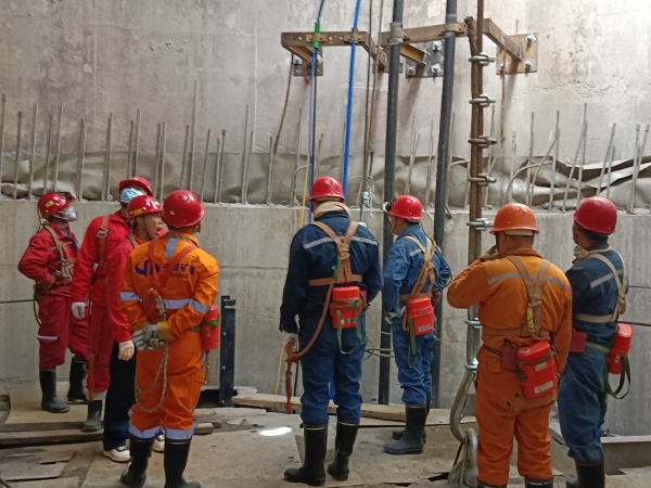 陜煤建設礦建三公司崔木二號副立井井筒裝備工程順利通過驗收