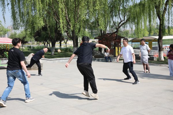 陜煤建設路橋分公司舉辦“迎五一、鼓干勁、促團結”懷舊嘉年華趣味活動