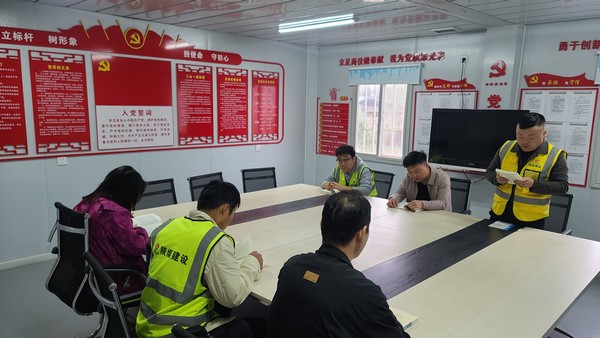 陜煤建設銅煤公司第一項目部組織“讀經典,傳遞青春能量”青年職工主題活動