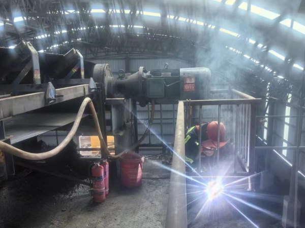 陜煤建設機電安裝公司順利完成沙梁煤礦主斜井井口矸石膠帶機改造工程