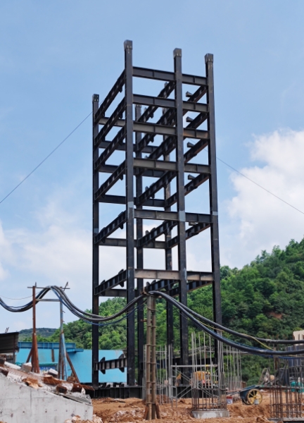 陜煤建設(shè)礦建三公司首次高效完成副立井罐籠套架主體組裝