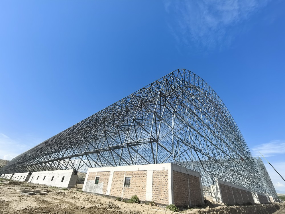 陜煤建設(shè)天工公司承建的伊寧市煤炭儲運(yùn)中心基地建設(shè)項(xiàng)目1#、2#儲煤棚順利合攏