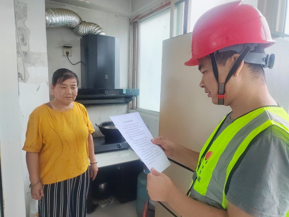 陜煤建設路橋分公司彬長項目部開展“工地安全知識普及進社區”志愿活動