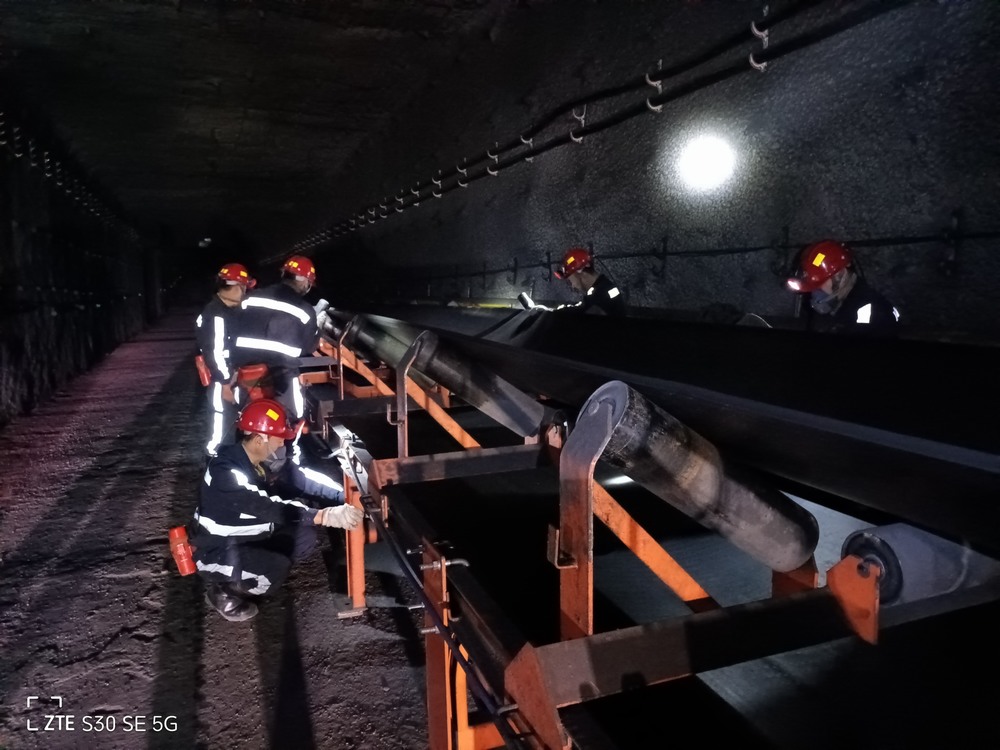 陜煤建設韓城分公司張家峁項目部順利完成5217膠運順槽帶式輸送機安裝工程