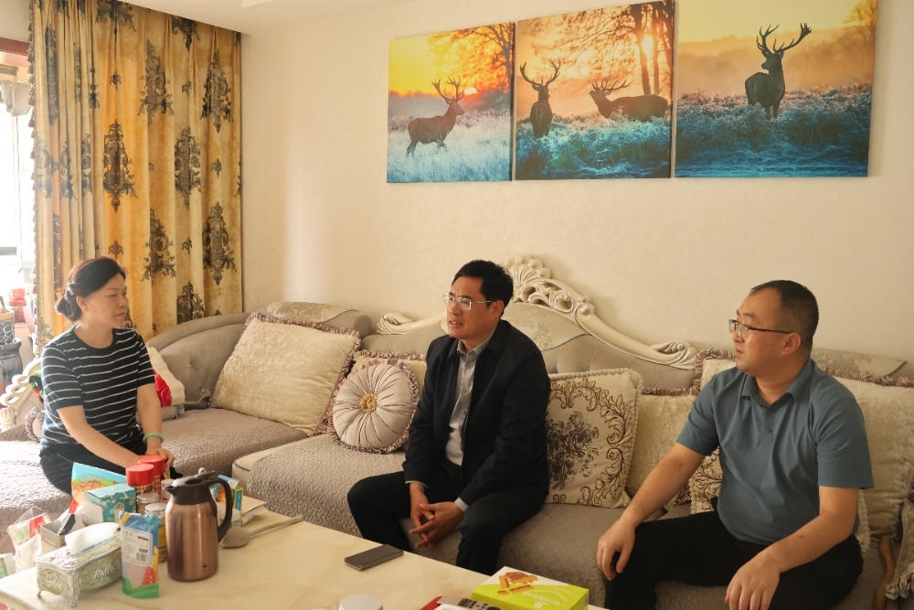 陜煤建設領導國慶節前看望慰問困難黨員家屬