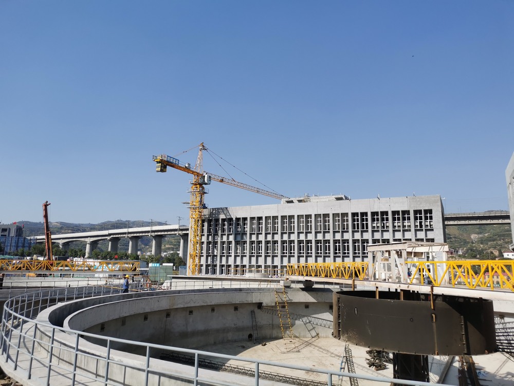 十月的磚瓦，建設的詩行