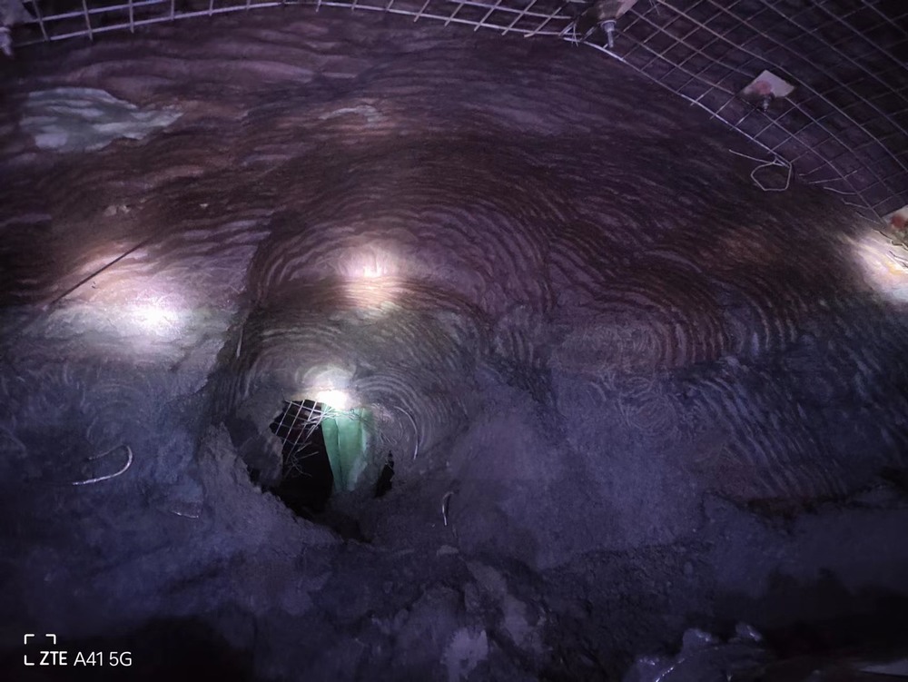 陜煤建設(shè)礦建二公司郭家灘項(xiàng)目部主副斜井聯(lián)絡(luò)巷順利貫通