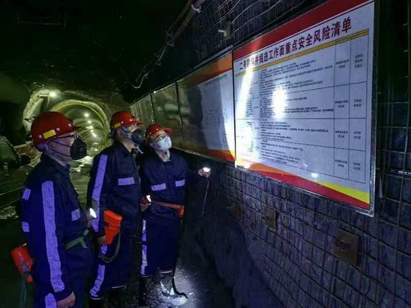 陜煤建設(shè)煤礦運(yùn)營(yíng)服務(wù)分公司:高質(zhì)量完成馮家塔煤礦二號(hào)副斜井井筒掘砌工程