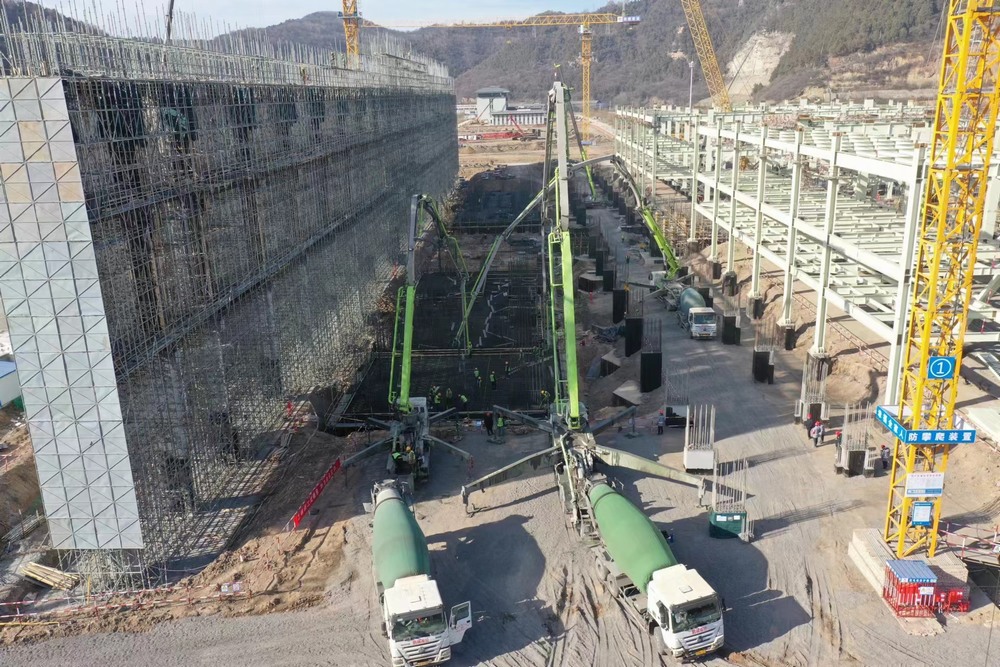 陜煤建設(shè)黃陵電廠項(xiàng)目部:三臺(tái)汽車泵,25小時(shí),2830立方米混凝土順利完成澆筑