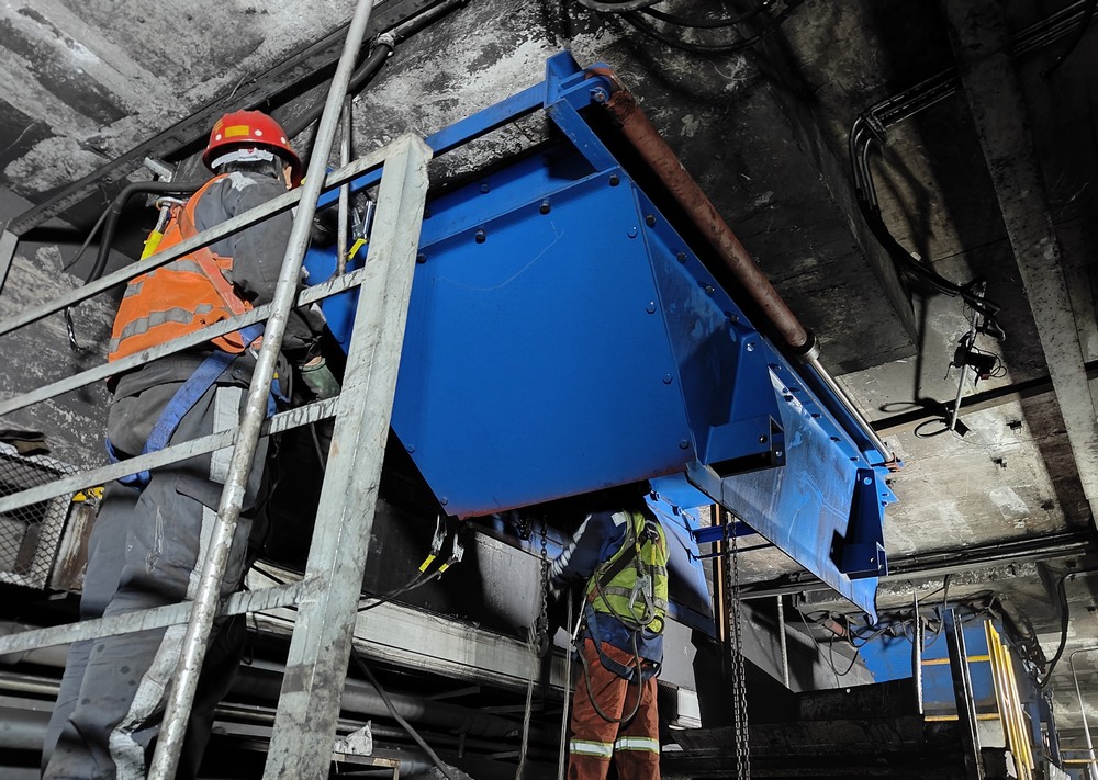 陜煤建設洗選煤運營分公司第二項目部:落煤塔暗道給煤機更換工程順利竣工,助力煤礦高效生產