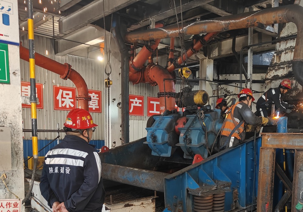 陜煤建設(shè)洗選煤運營公司第二項目部：新年破曉，檸條塔煤礦主洗車間預(yù)濕篩與矸石脫介篩 “迭代升級” 之戰(zhàn)打響