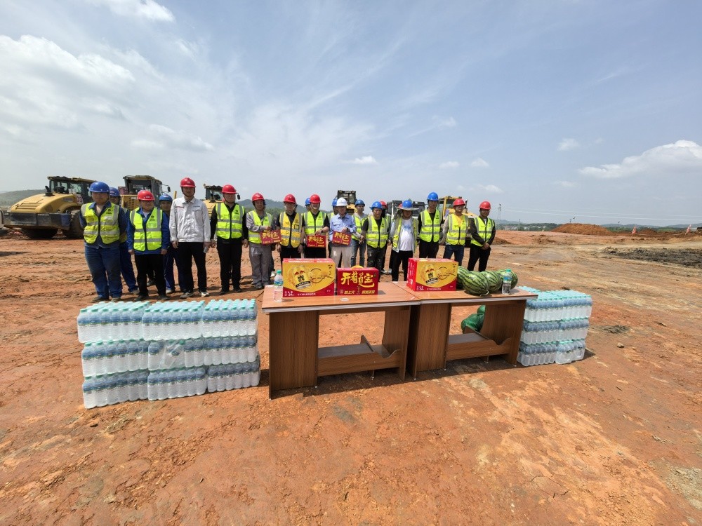 以關(guān)懷致敬堅(jiān)守 用行動(dòng)助力建設(shè)