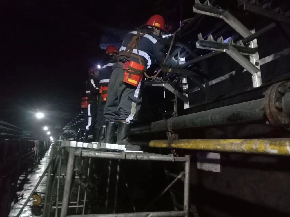 陜煤建設韓城分公司張家峁項目部：井下電纜托架更換工程順利通過竣工驗收