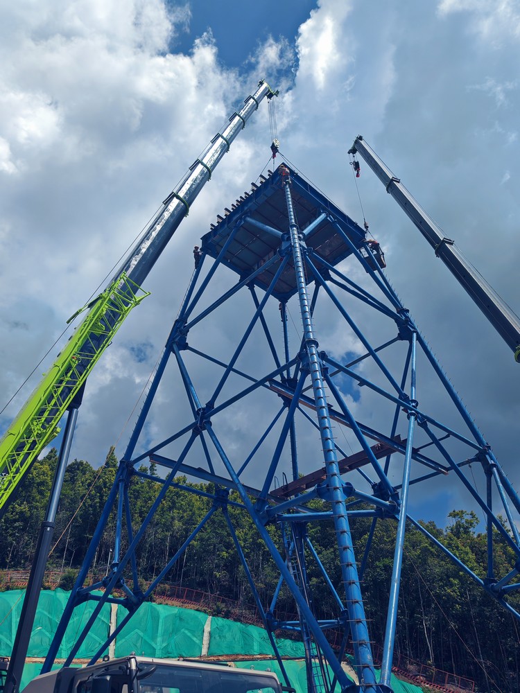 陜煤建設礦建三公司海南鸚哥嶺項目ⅣG型井架成功合攏
