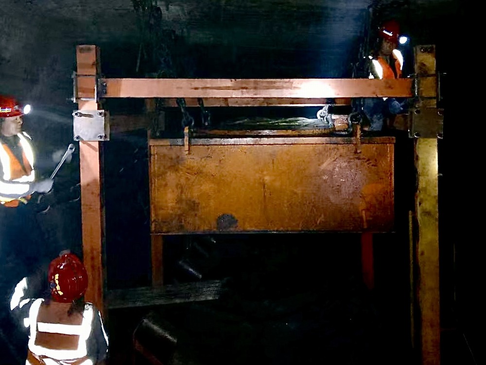 陜煤建設機電安裝公司神府項目部膠帶機頭除鐵器安裝任務順利完成