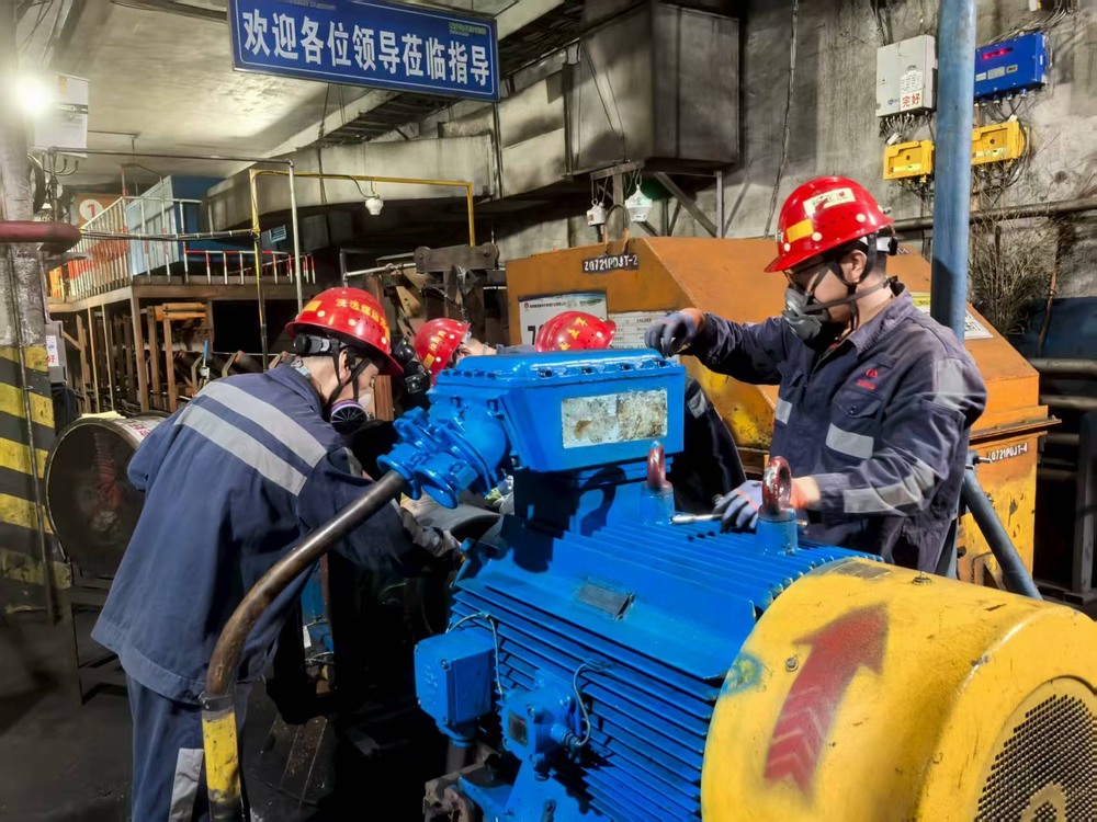 陜煤建設洗選煤運營公司檸條塔運營項目部：汗水浸透工裝色，高溫檢修護生產