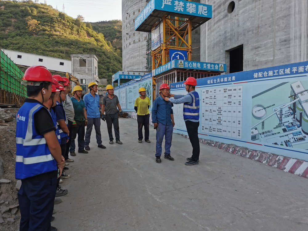 陜煤建設韓城分公司土建十一項目部：每日一聚話安全，工地防線牢又堅