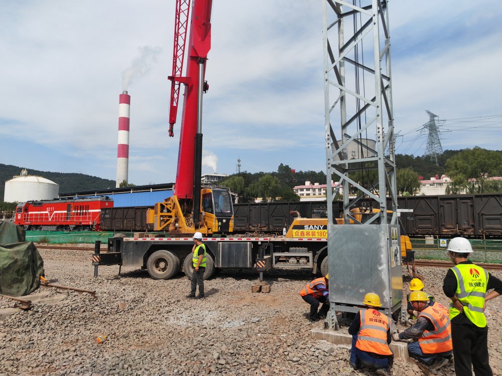 陜煤建設(shè)路橋分公司黃陵項(xiàng)目部圓滿完成信號(hào)燈塔吊裝作業(yè)