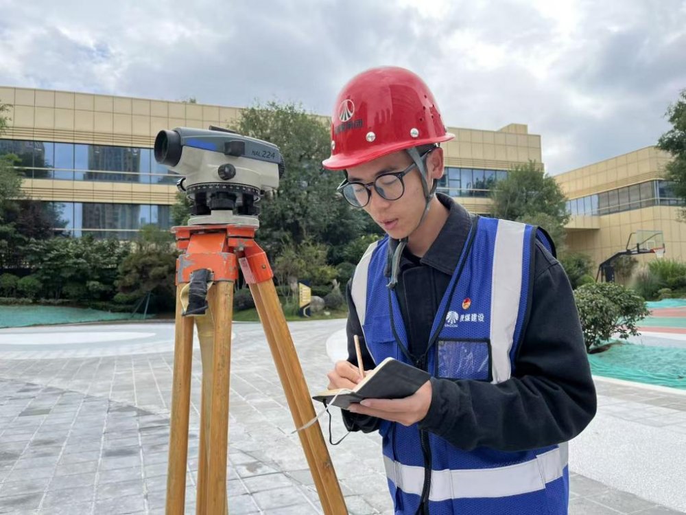 工地之上國旗之下：建設人用堅守為國慶注入“實干溫度”