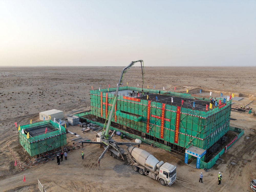 陜煤集團新疆公司兵團第十三師新星市30萬千瓦光伏發電項目升壓匯集站生產綜合樓、警衛傳達室順利封頂