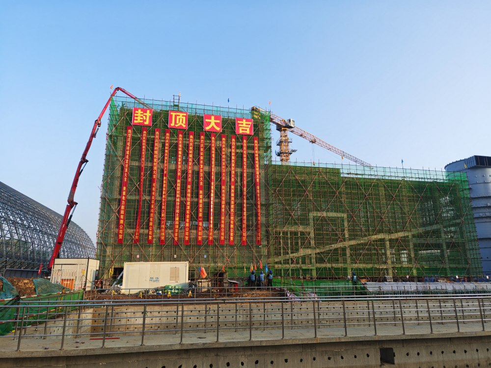 7座“中樞”全線封頂，陜煤建設(shè)韓城分公司土建十六項(xiàng)目部承建的陜煤信陽(yáng)電廠輸煤“骨架”巍然挺立