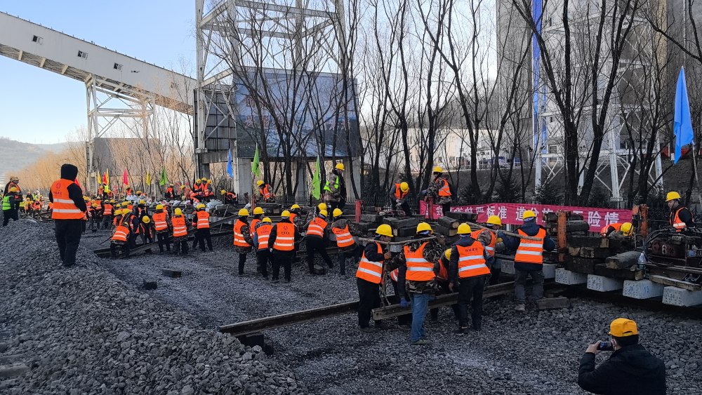 極限挑戰(zhàn)！“天窗”點啃下鐵路道岔施工硬骨頭